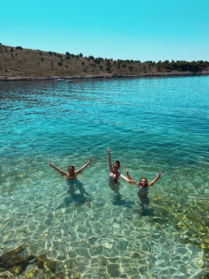 Fabeno Villa Sarande Bagian luar foto